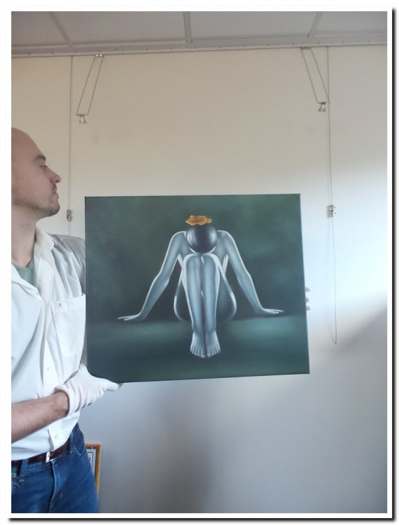 schilderij blote dame zwart wit met oranje bloem